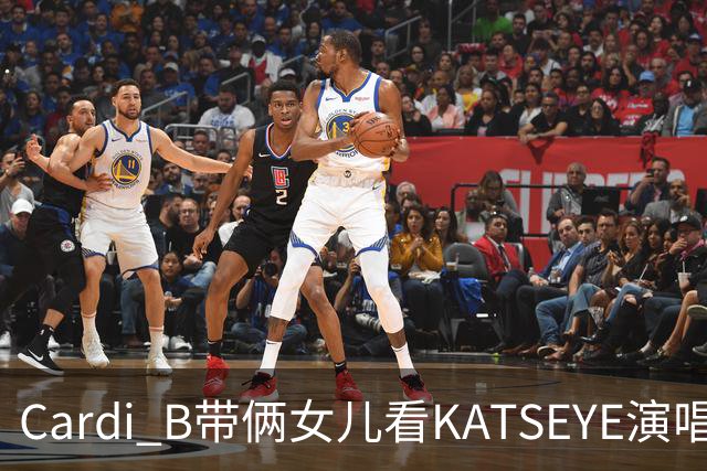 Cardi B带俩女儿看KATSEYE演唱会，母女同款造型抢镜